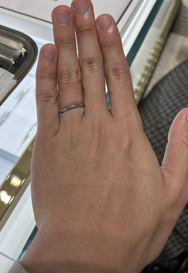 カメリアコレクションのハーフエタニティリングで、上から見るとお花の