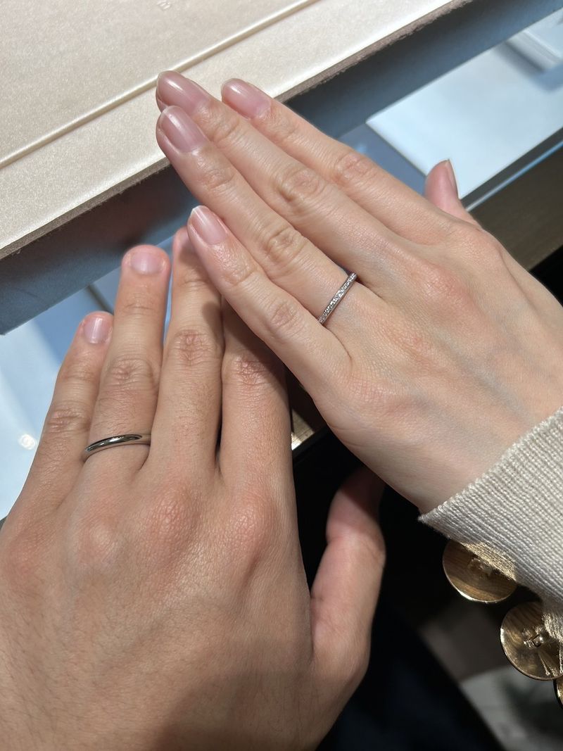 細身のハーフエタニティで、内側にダイヤモンドが一粒ついている華やか