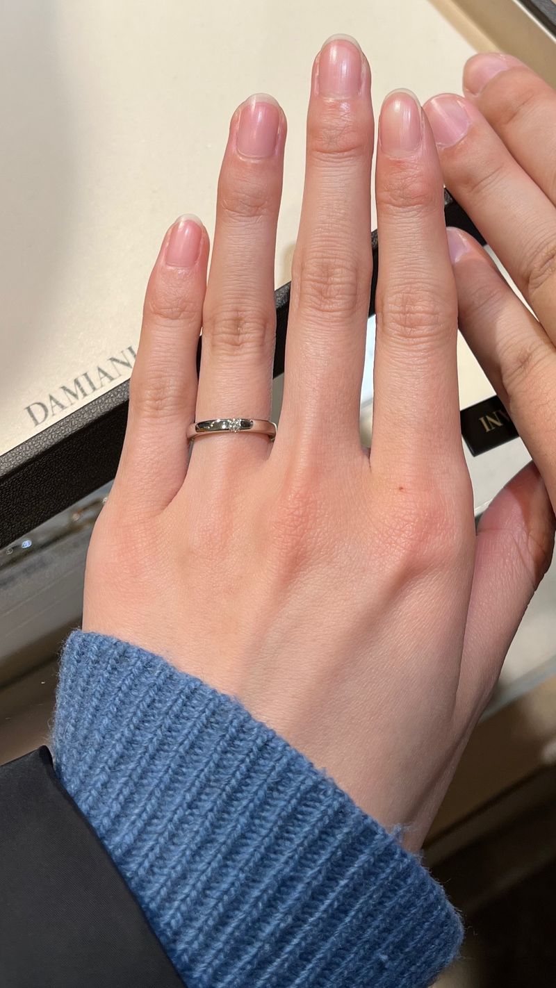普段指輪を全く付けない私たちですが店員さんから「DAMIANIのリングは