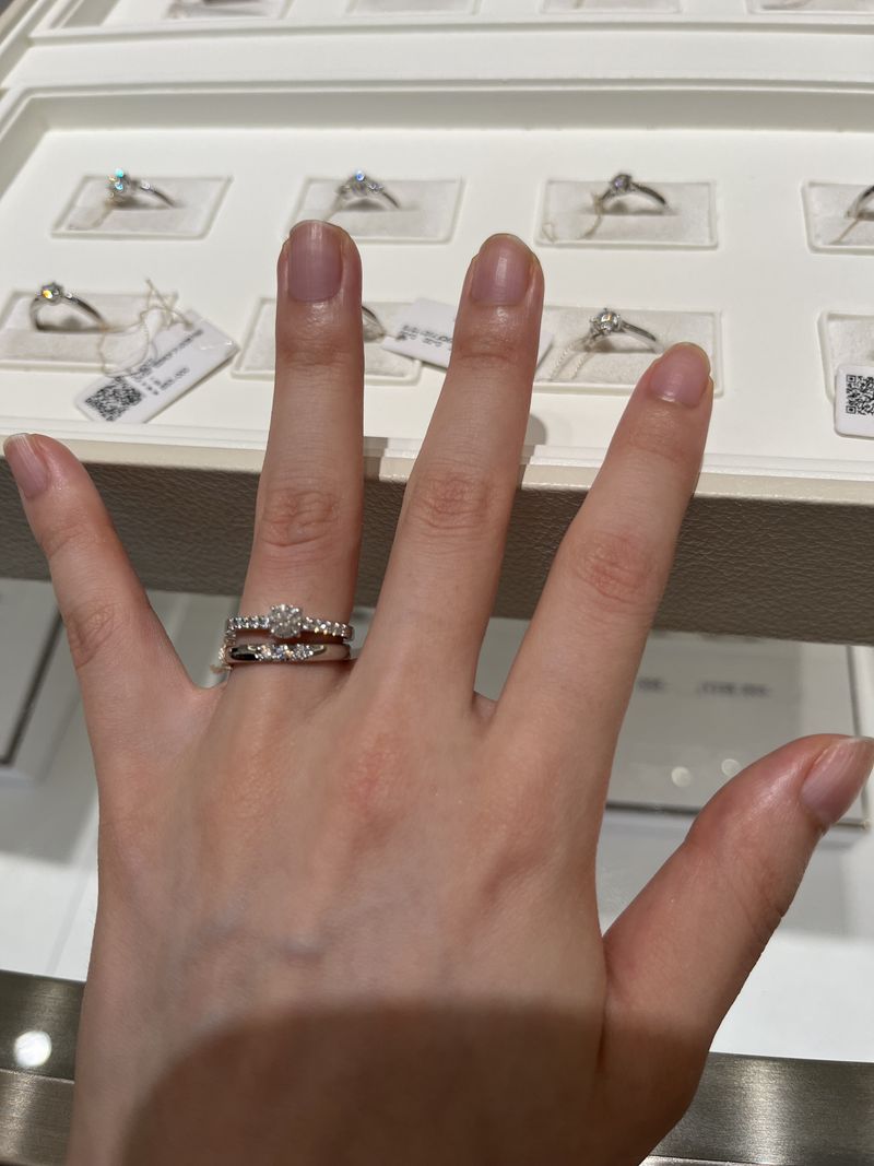 キラキラした品質の高いダイヤモンドを探していました。肌馴染みし