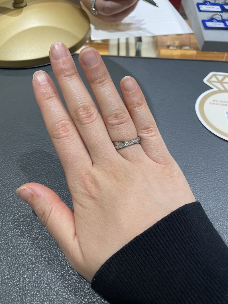 クロスしているデザインがあまり他にはなかったです。プラチナもダイヤ