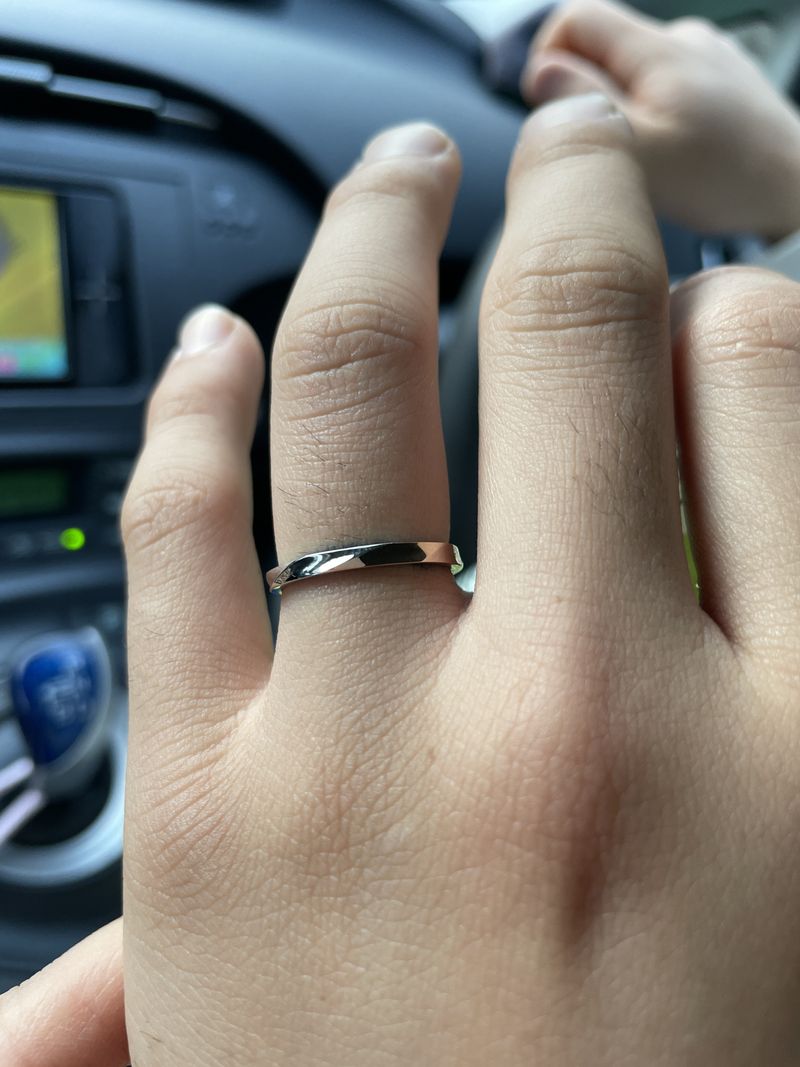 シルバーと金色が斜めになるように色ついたデザインです。 リングの太