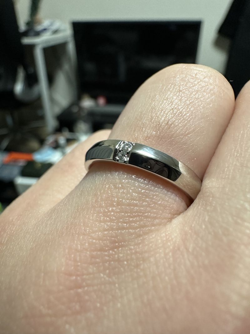 アイプリモ結婚指輪　メンズ　リング　彫刻あり メンズ向けでダイヤが入っているものを希望の場合、この指輪がおすすめ