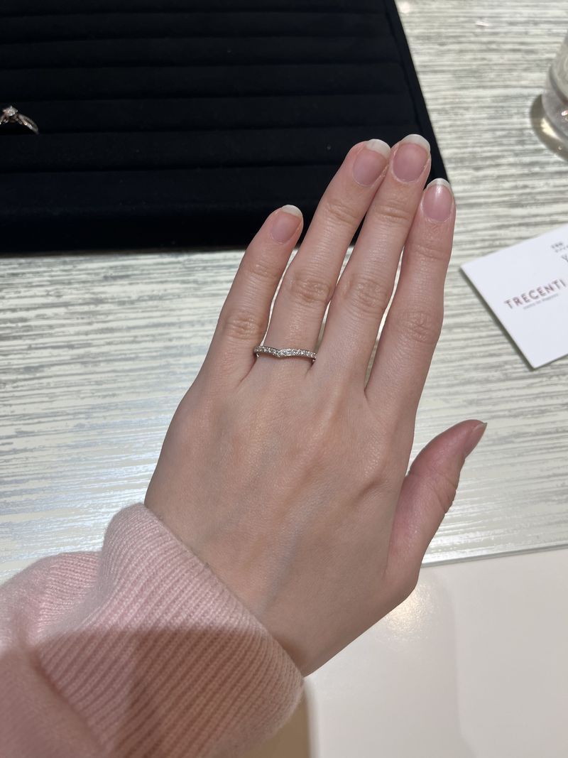 ハーフエタニティで婚約指輪との重ね付けが可愛い指輪を探していました