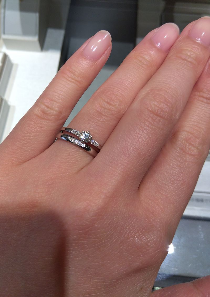ストレートタイプの指輪を探していました。婚約指輪にはメレダイヤを