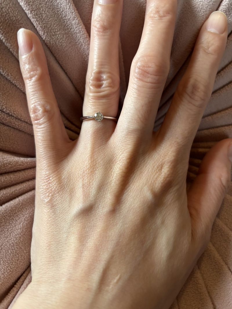 ダイヤモンドの色鮮やかな輝き。リングは4本爪の菱形で王道の一粒