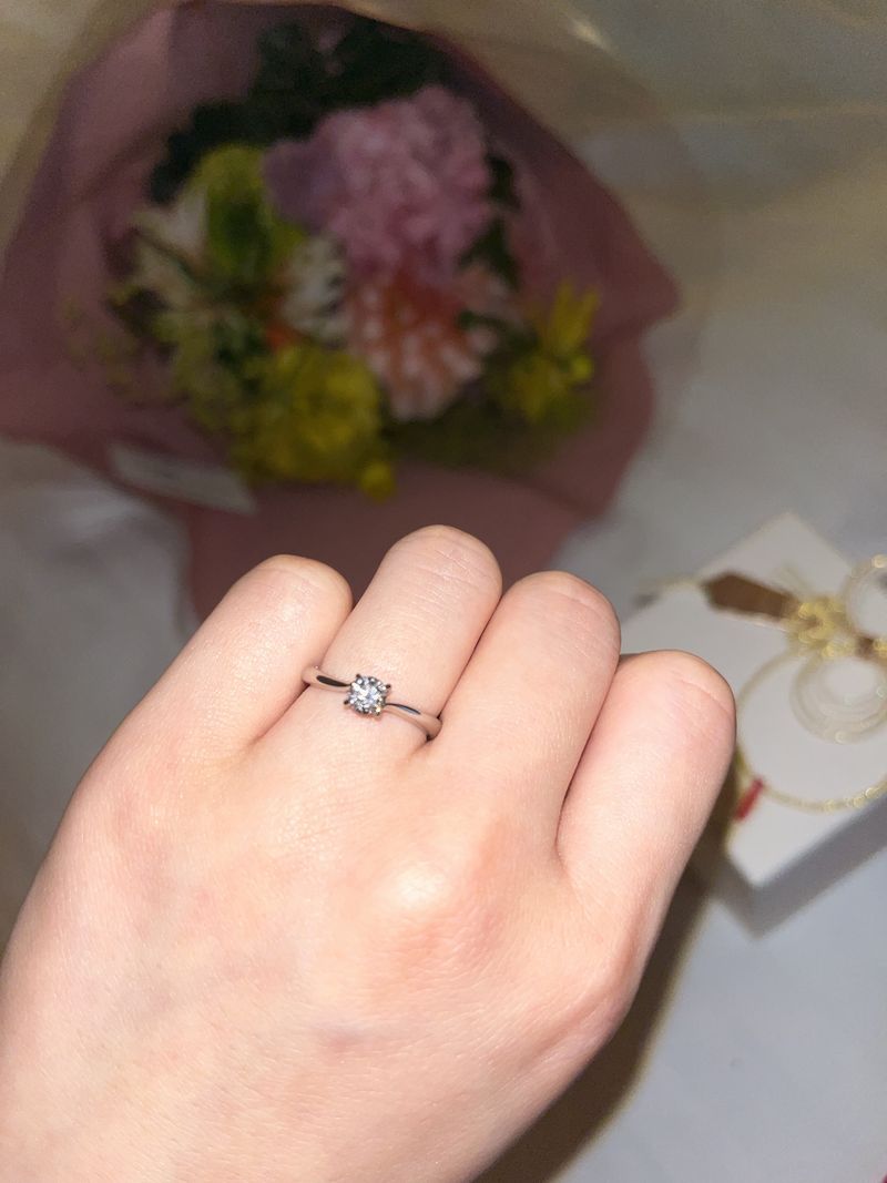 指の形にあったとてもきれいな指輪でした。ダイヤの質もよく、とても