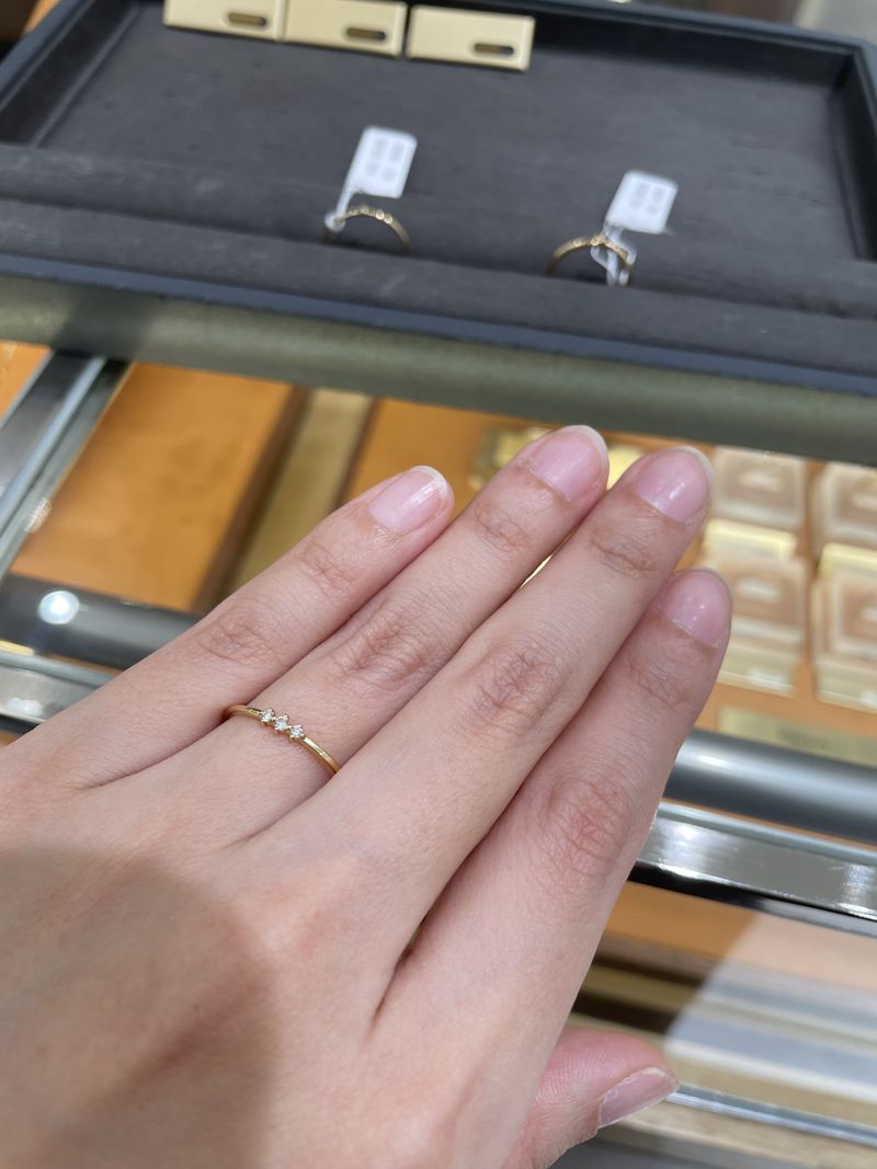 ete リング　婚約指輪　結婚指輪　プラチナ　ダイアモンド エテ 小ぶりなダイヤモンドが3粒並んだ華奢なデザインです。プロポーズでは