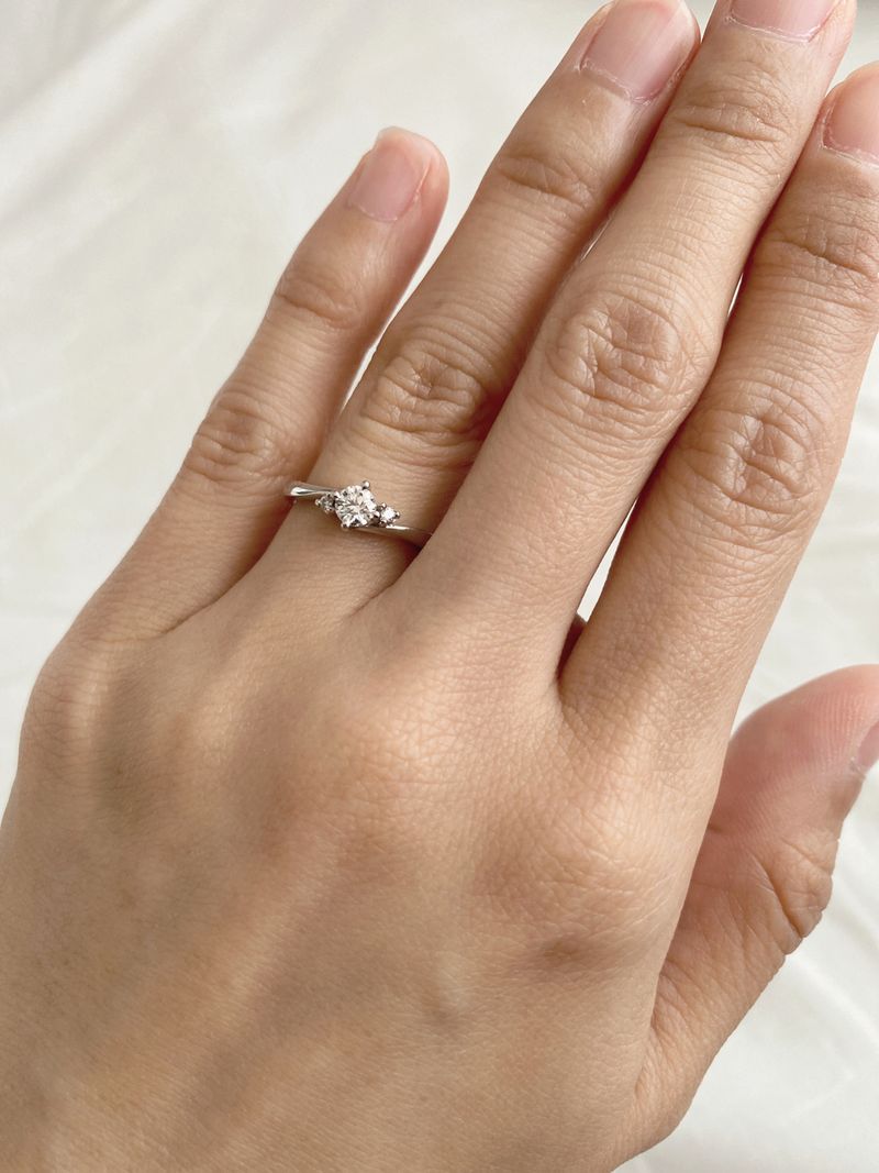 ゆるやかなウェーブデザインで、指を綺麗に見せてくれる。 ダイヤと両