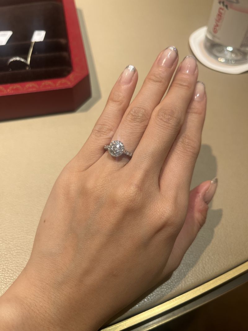 デスティネ 0.4ctくらいだったかと思います。 かなりボリューム感が