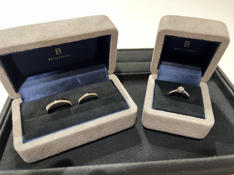 婚約指輪は、重ね付けをした時を考え、シンプルなものにしました。結婚