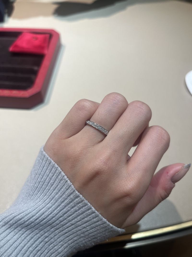 ハーフエタニティで探していました。 レール留めなのでひっかかったり