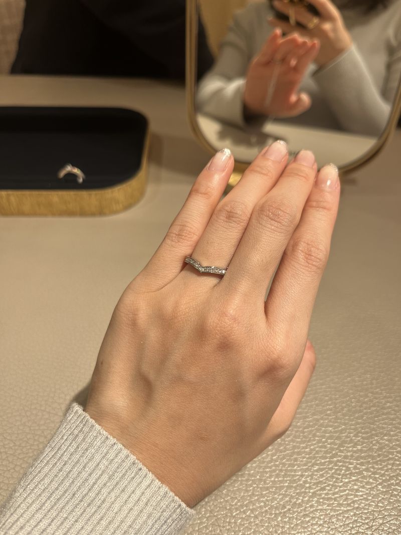 ハーフエタニティで検討していました。 V字のデザインが洗練されていて