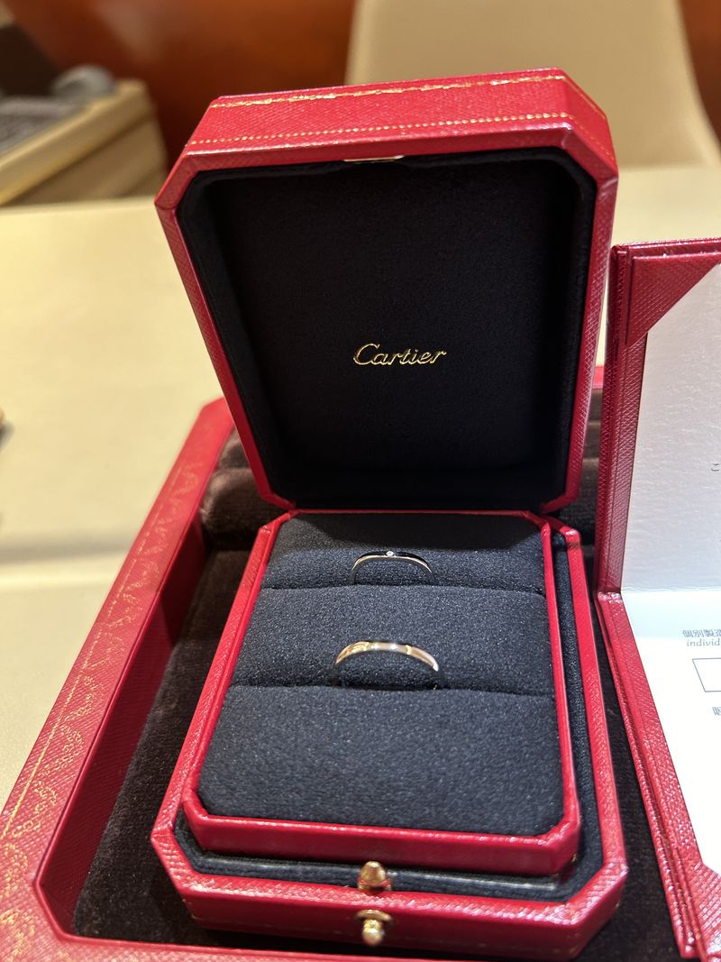 憧れのブランドカルティエ バレリーナはダイヤモンドが全部で三つつい