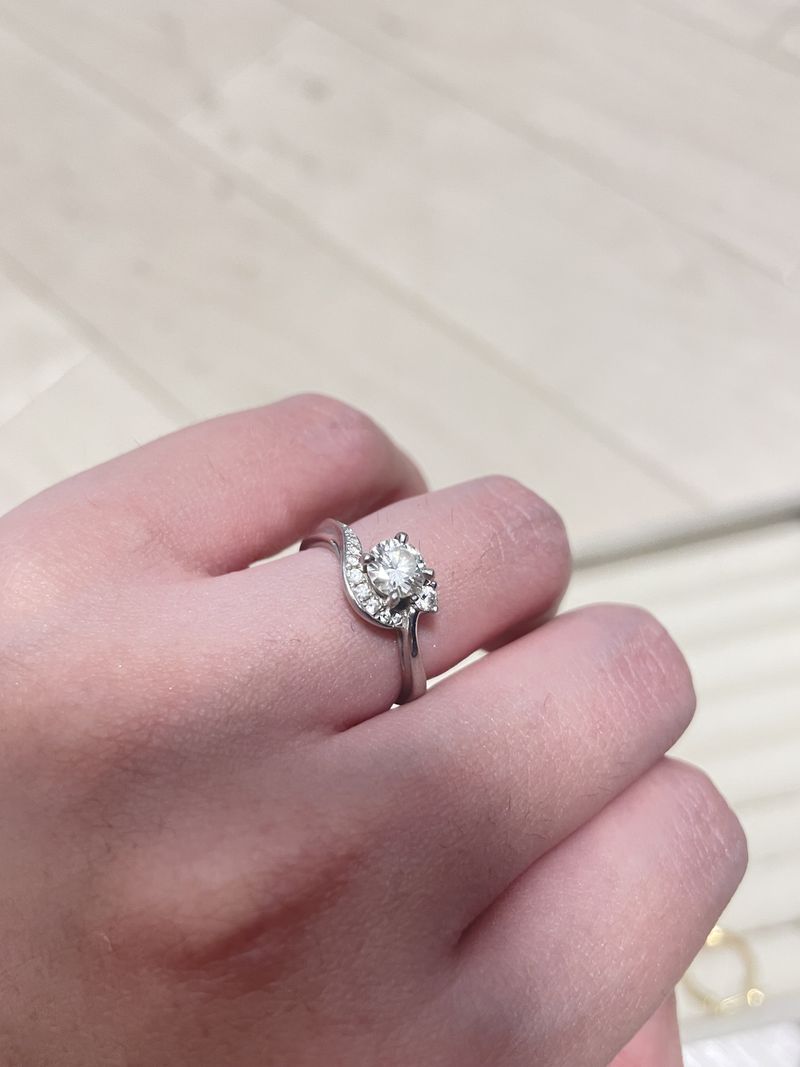 0.5カラット、vs-2.D価格は80万ほどでした。 石が大きく大変満足感