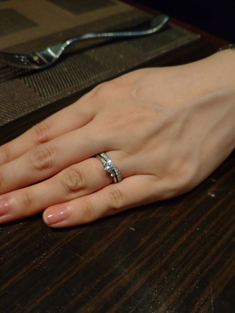 結婚指輪は毎日つけるものなのでとにかく見た目住してハーフエタニティ