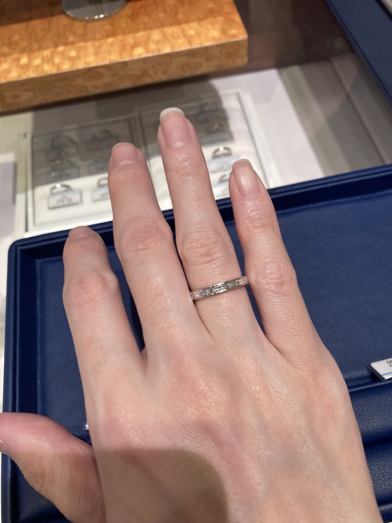 珍しいバケットカットのエタニティリング。 結婚指輪はハーフ