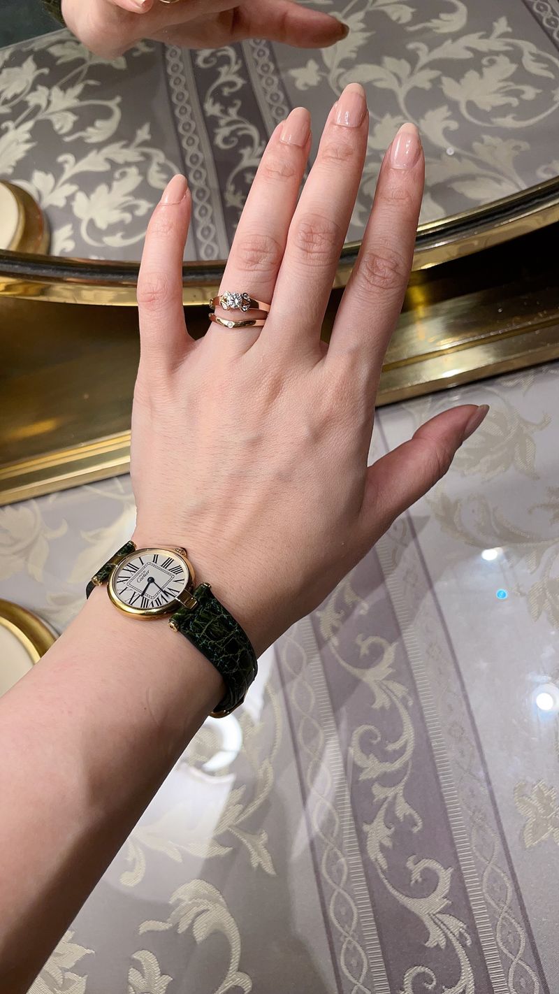 1895ソリテールのシンプルさに惹かれていましたが、結婚指輪が