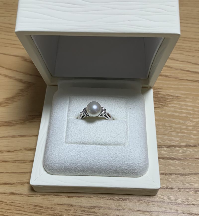 パールのサイドに3つのダイヤモンドがついていてシンプルながら上品な