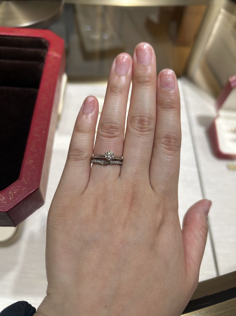 カルティエバレリーナシリーズのハーフエタニティを試着しました。絶妙