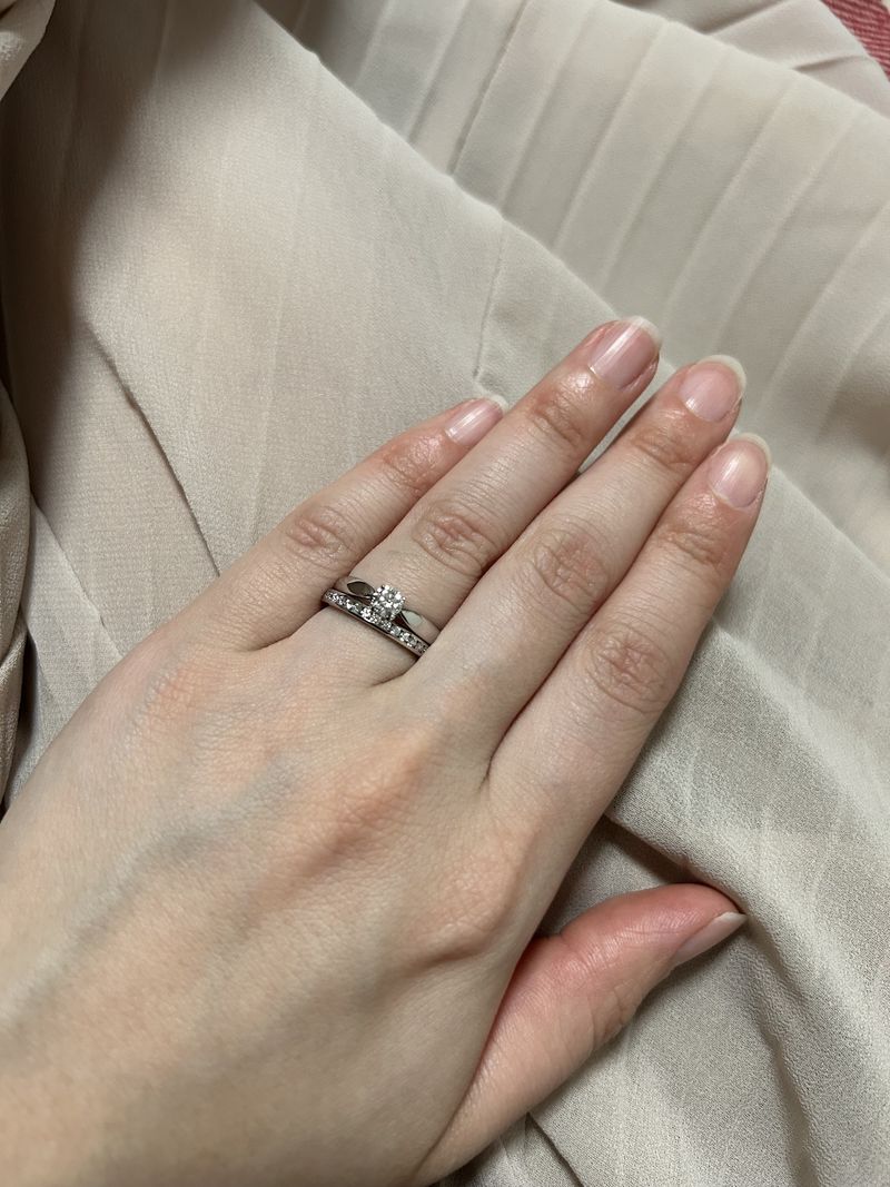 Tiffanyのハーフエタニティにはダイヤ周りに縁ありと縁なしがありま