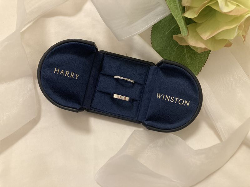 フルエタニティで真ん中にねじれのあるデザインなので婚約指輪と重ね