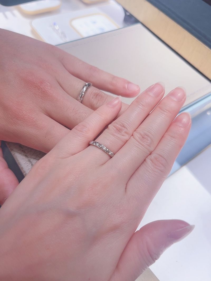 プラチナのトルサード、彼のものはダイヤなし私のものは8石です。1番