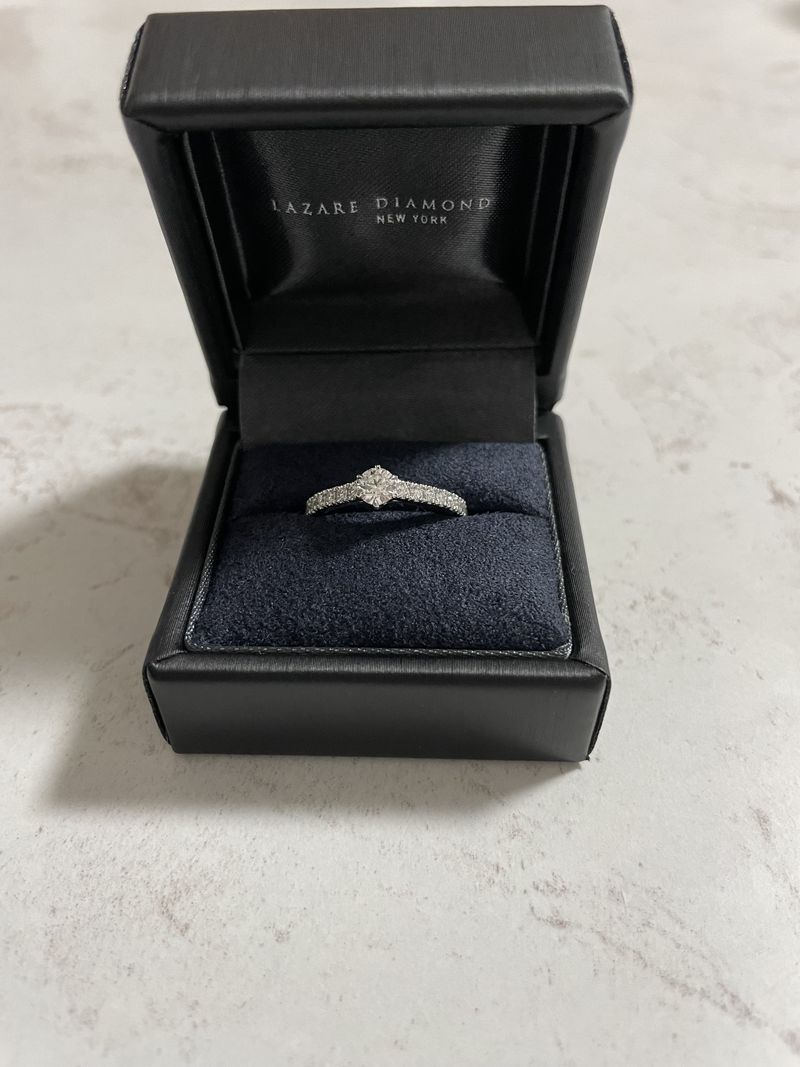 ダイヤの大きさは、0.28カラットです。中の刻印は、結婚記念日と2人の