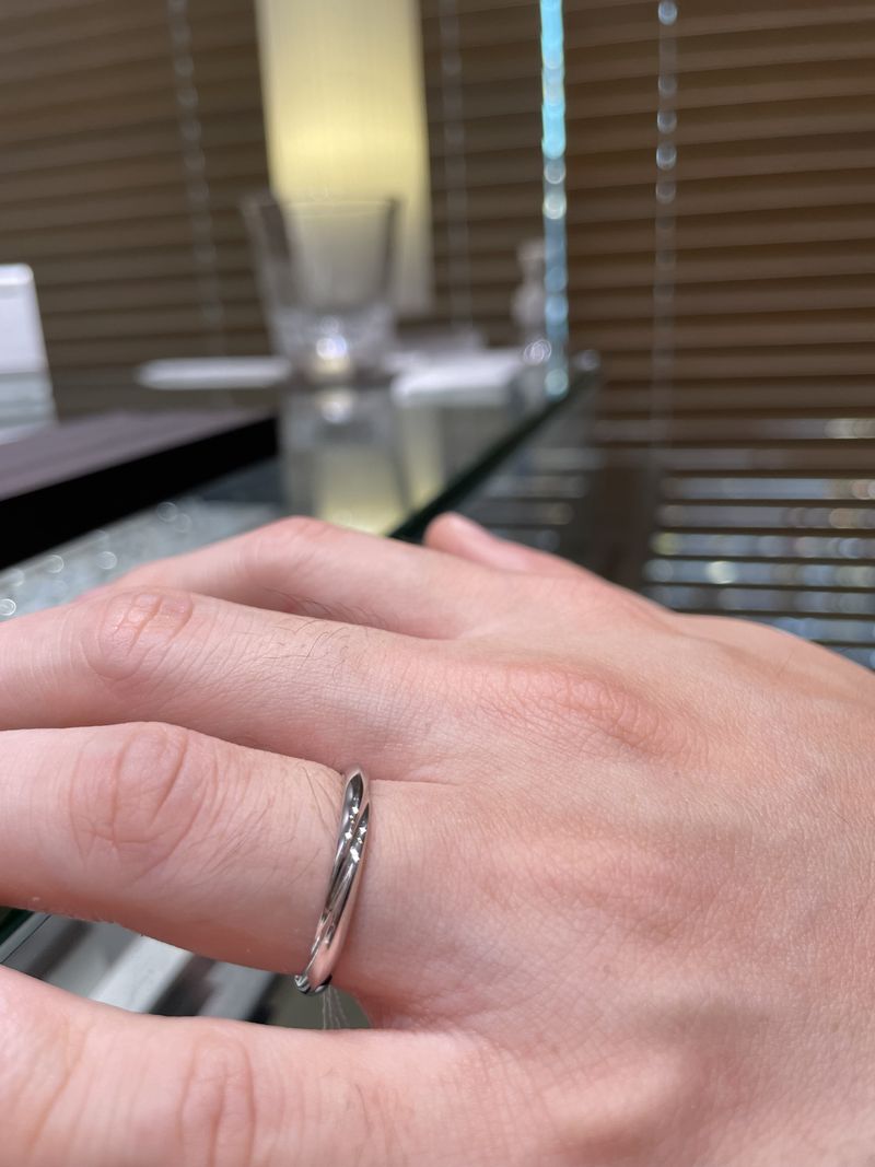 シンプルなデザインに窪みのねじれがあることで光の輝きが際立つ逸品で