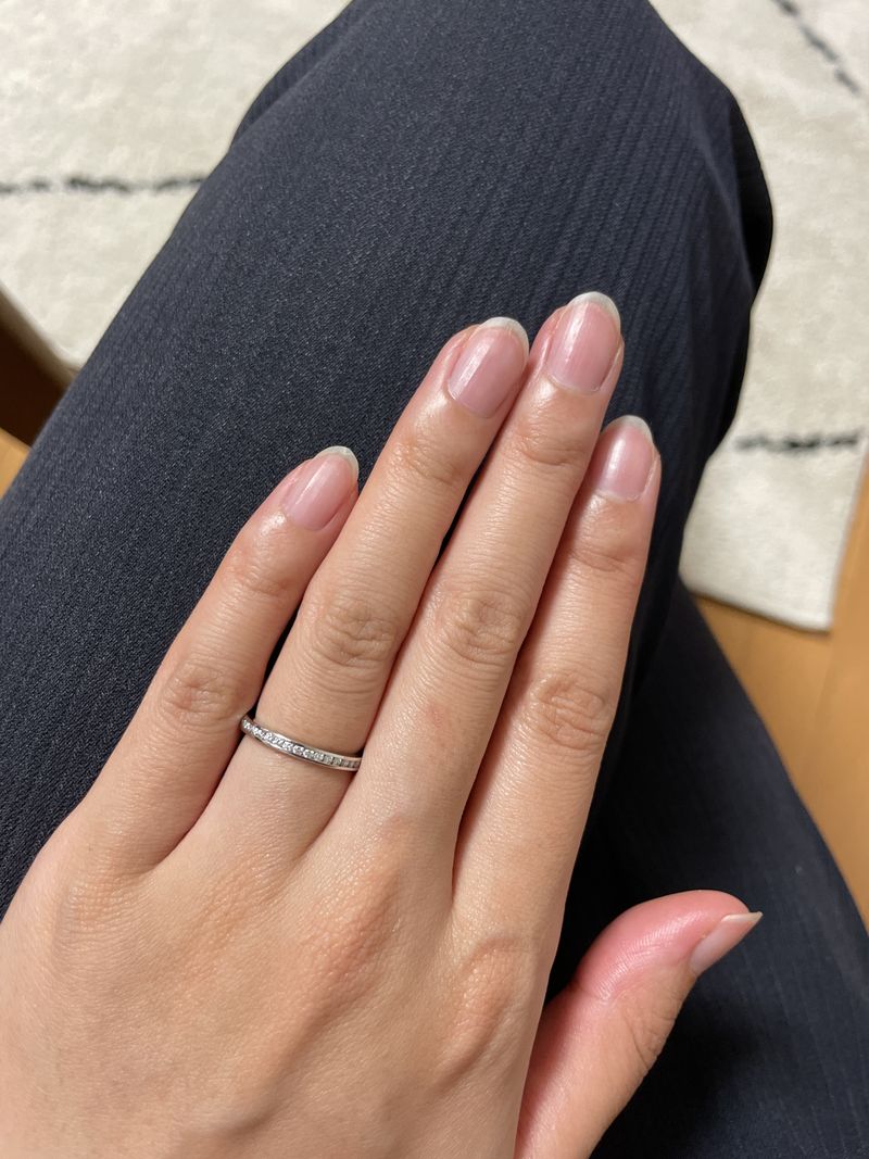 キラキラが好きなので、ハーフエタニティリングにしました。ハーフに