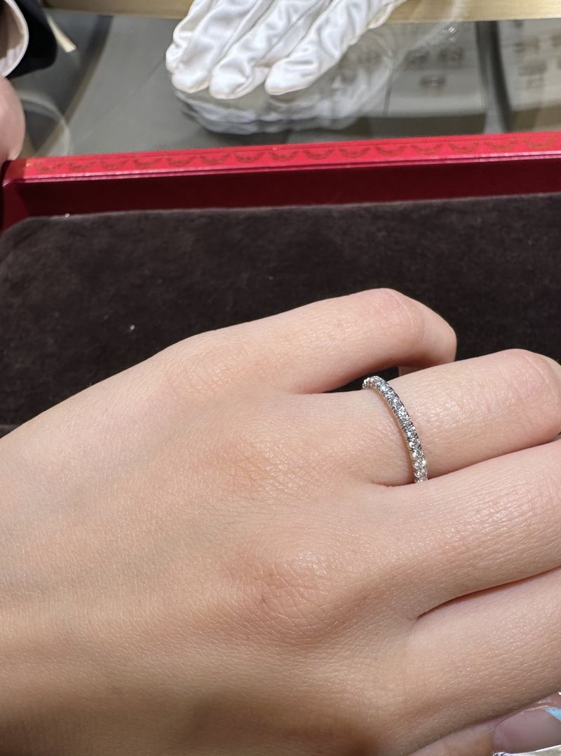フルエタニティのリングをみたくて試着しました。幅も広すぎず、あまり