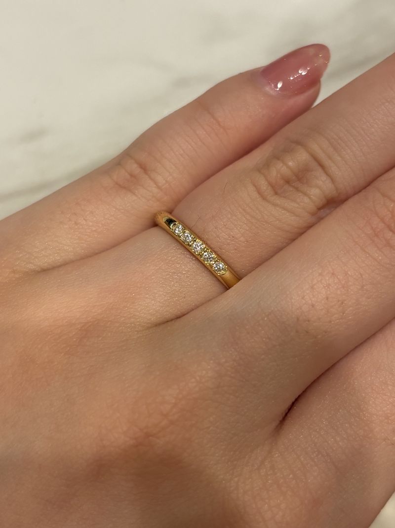 ブリスコレクションはリングの細さ、ダイアモンドの数、素材などを