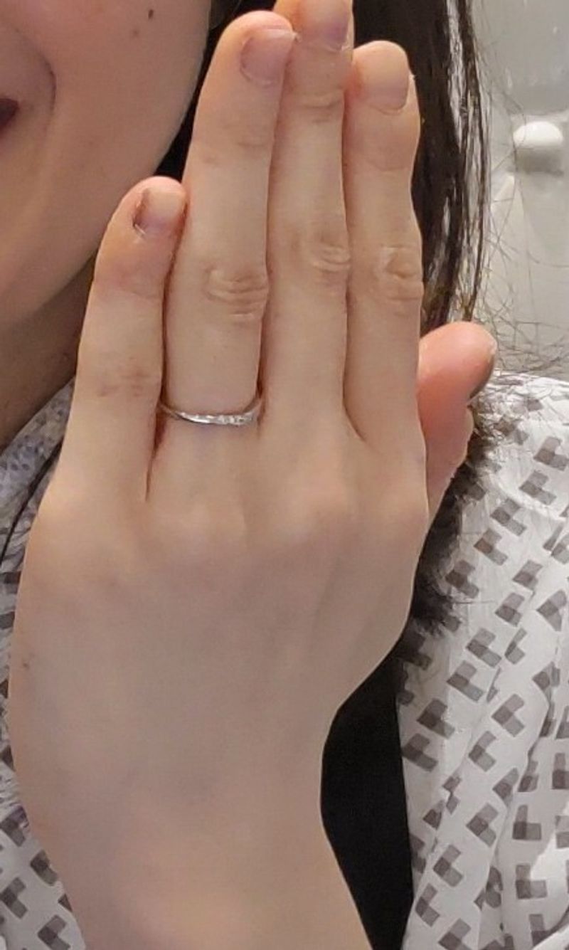 華奢なデザインで指が綺麗に見えるものを探していました。この指輪は