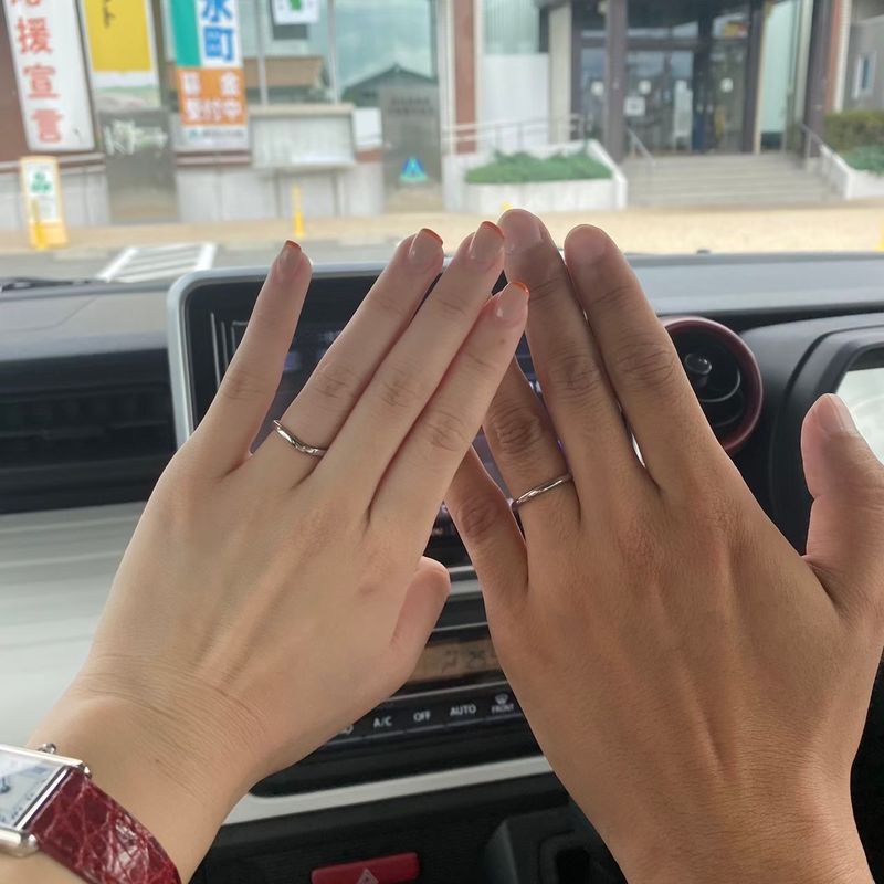 バレリーナの女性用にはダイヤモンドが3粒ついてます。リバーシブルに