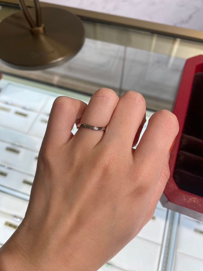 バレリーナの女性用にはダイヤモンドが3粒ついてます。リバーシブルに