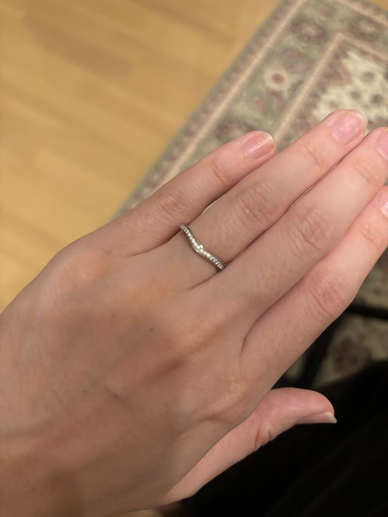 カーブしているため、指が長く綺麗にみえます。ハーフエタニティリング