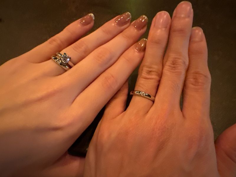 夫婦で同じデザインを付けたいという希望で、シンプルでユニセックスな