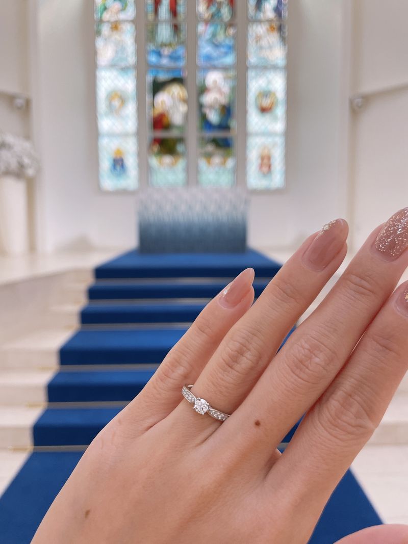 ハーフエタニティに、一粒ダイヤがついているタイプの婚約指輪です