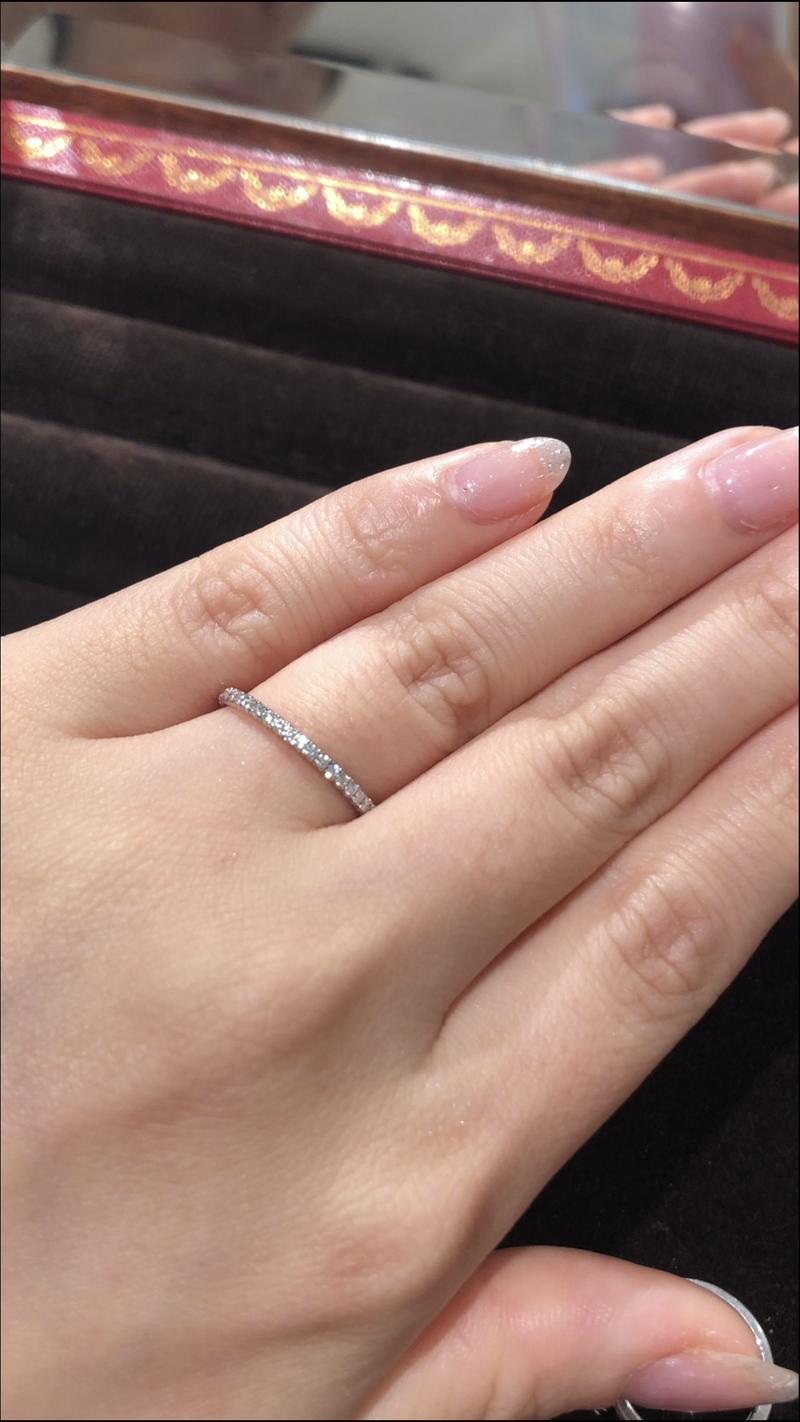 ハーフエタニティというデザインの結婚指輪を探していて、スタッフさん