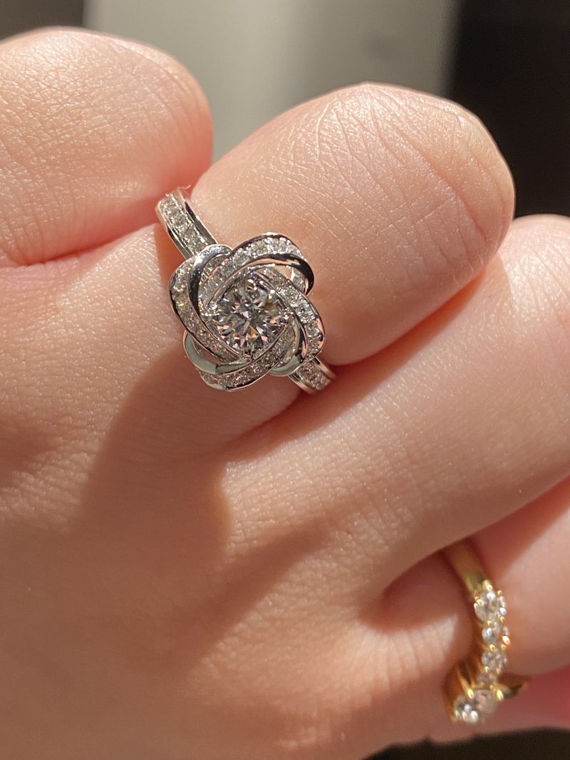 唯一無二のデザイン！芍薬のお花モチーフのピヴォワンヌ。 芍薬(白)の