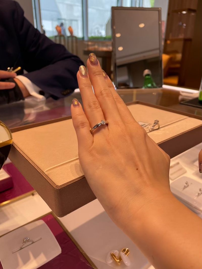 トルチェッロ」リングといい、カーブを描いた4本爪のプラチナ台で