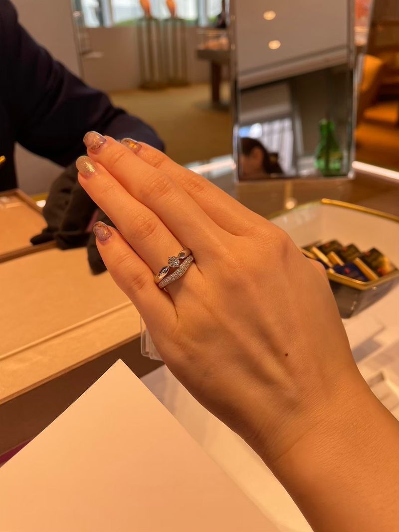 トルチェッロ」リングといい、カーブを描いた4本爪のプラチナ台で