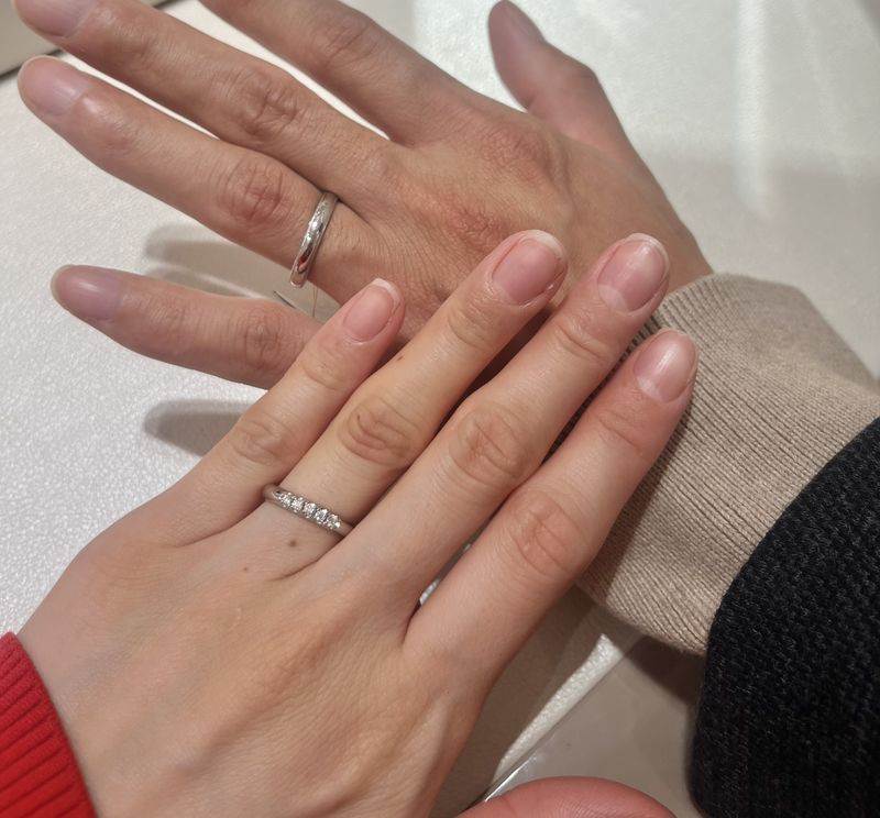 ダイヤ5石が並んだストレートタイプの結婚指輪です。同じもので3石、7