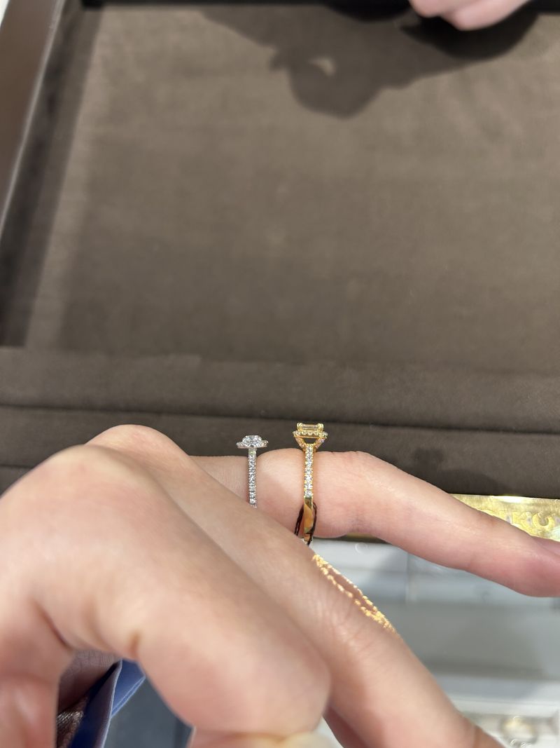 エメラルドカットの婚約指輪を探してオレッキオにたどり着きました