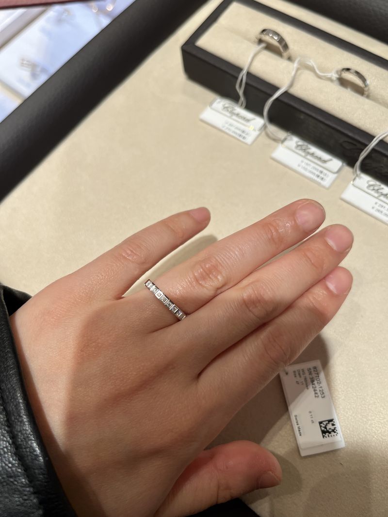 ショパールのアイスキューブ ハーフエタニティリングを購入しました