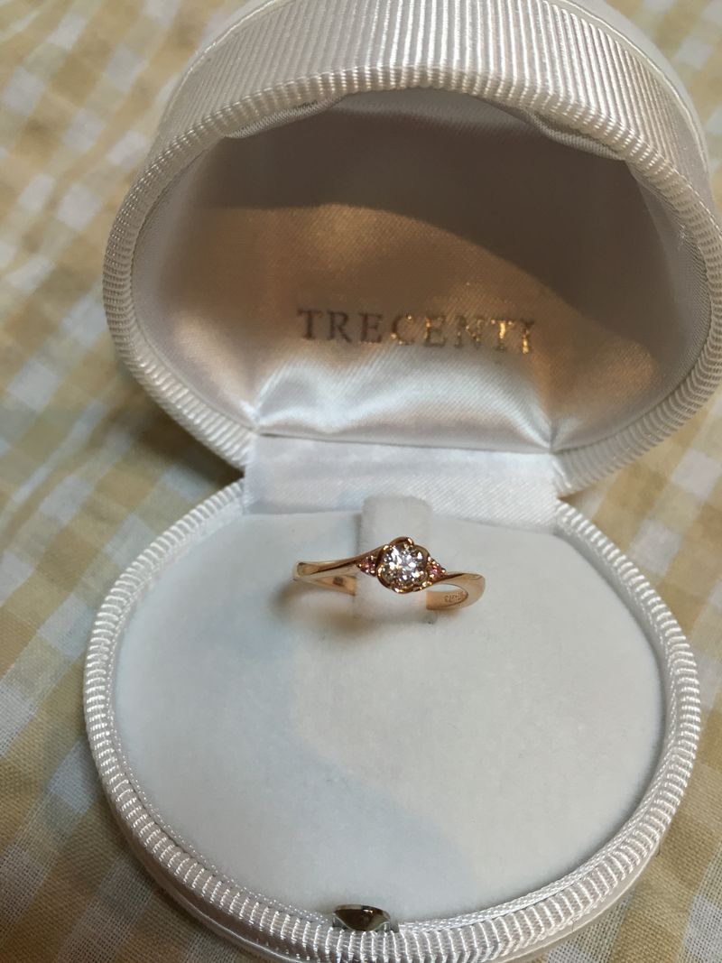 トレセンテ　フローラ　ダイヤモンドリング指輪　婚約指輪　個人的な刻印なし カタログで見た婚約指輪のデザインに一目惚れした為購入しました。私