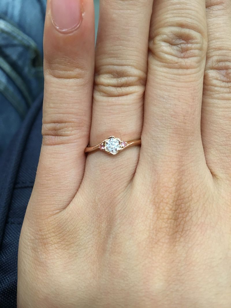 フローラの形とピンクゴールドに惹かれました！ダイヤの爪が引っかから