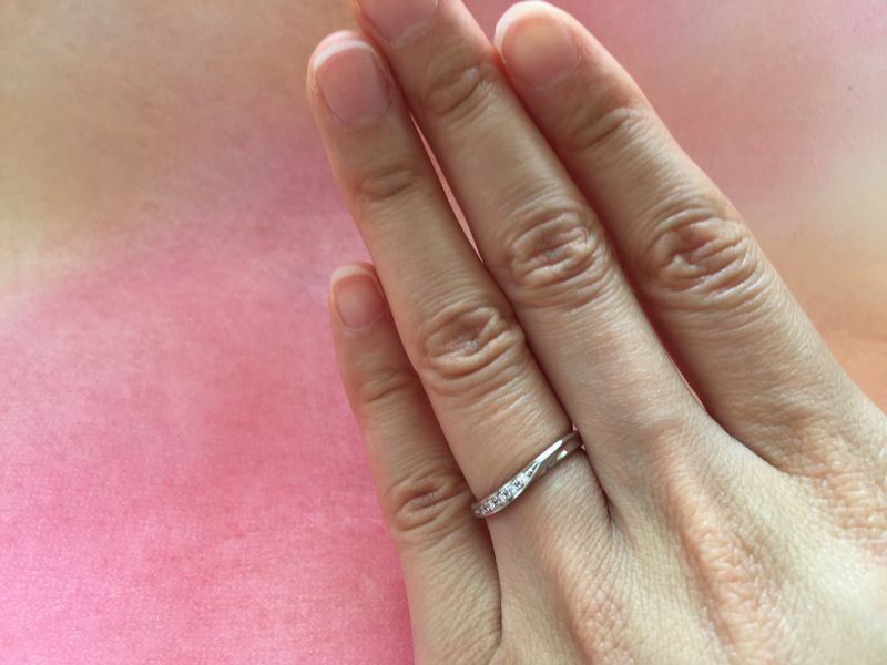 ラザールダイヤモンド 結婚指輪も石付のものを希望していました。 流れるような美しい曲線と