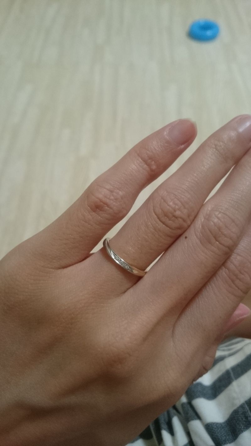 華奢なデザインの結婚指輪が欲しくて探していたところ、俄の雪佳景が