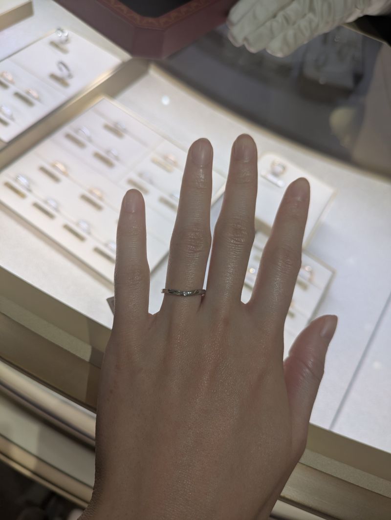 カルティエのバレリーナは、くびれがあるデザインが指をきれいに見せ